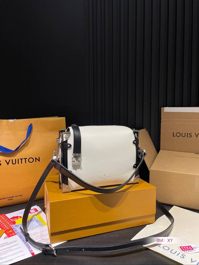 配折叠礼盒 Lv秀款 Side Trunk盒子谷爱凌同款 轻便 时髦 好用 配色经典 还有黑牛仔 酷酷哒 尺寸:23*17 配折叠礼盒 Lv秀款 Side Trunk盒子谷爱凌同款 轻便 时髦 好用 配色经典 还有黑牛仔 酷酷哒 尺寸:23*17