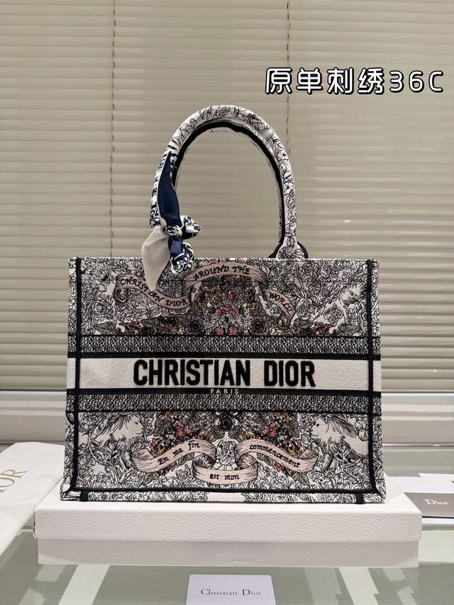 原单刺绣 215 190 Dior 提花 托特包 配内胆 Dior Book Tote今年最喜欢的一款购物袋 Tote我用的次数最多的包，因为容量超级大，不管什