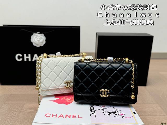 配包装 Size：19*12Cm 小 小香家 双球woc 上身仙气满满哦！ 滑滑的皮摸上去超舒服 双珠链条的设计 可以让我自由的调节长度 斜挎 手提 手提 搜索