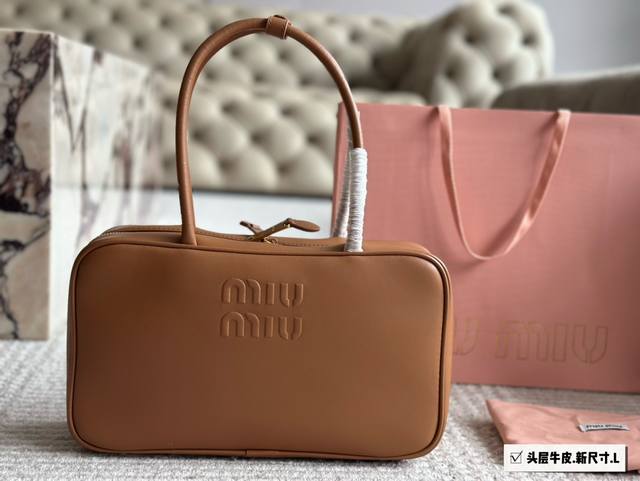 新尺寸 头层牛皮 Size：29 18Cm 小号 Miumiu保龄球 公文包 对版面料 皮质光滑细腻柔软， 棉质缎面衬里。 背起来都很nice 哦 可手拎也可斜