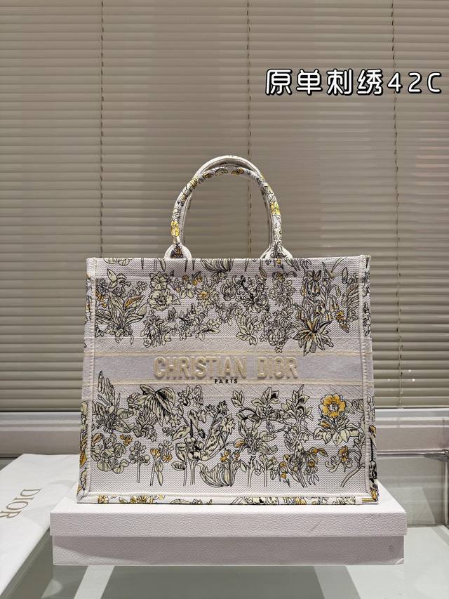 原单刺绣 215 190 Dior 提花 托特包 配内胆 Dior Book Tote今年最喜欢的一款购物袋 Tote我用的次数最多的包，因为容量超级大，不管什