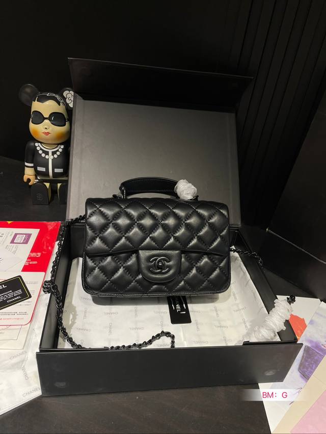 香奈儿 24K手柄cf 无法抗拒这只小可爱啊啊啊啊！！！！加了个手提瞬间觉得这个包多了一分俏皮！容量一如既往的够用，可以放手机日常琐碎用品，能手提能斜挎这是使用