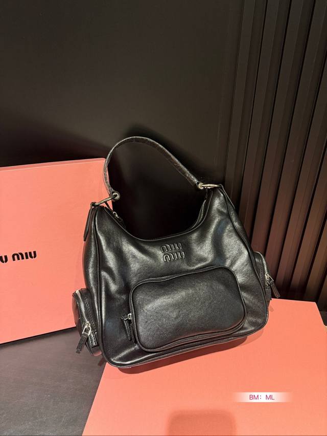 缪缪miumiu今年最特别款式机车包.斜挎包-缪缪miumiu今年最特别款式机车包.斜挎包 采用顶级进口小羊皮， 皮质柔软，棉质缎面衬里,多口袋设计模糊功能与装