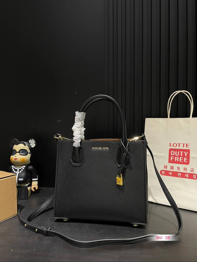 Mk Mercer系列是mk家入门级别，有网友称之为锁头包，它在杨幂的街拍中出现过好多次哦！其选用质感十足的十字纹材质，手感舒适可手提，可斜挎，可搭配不同造型。