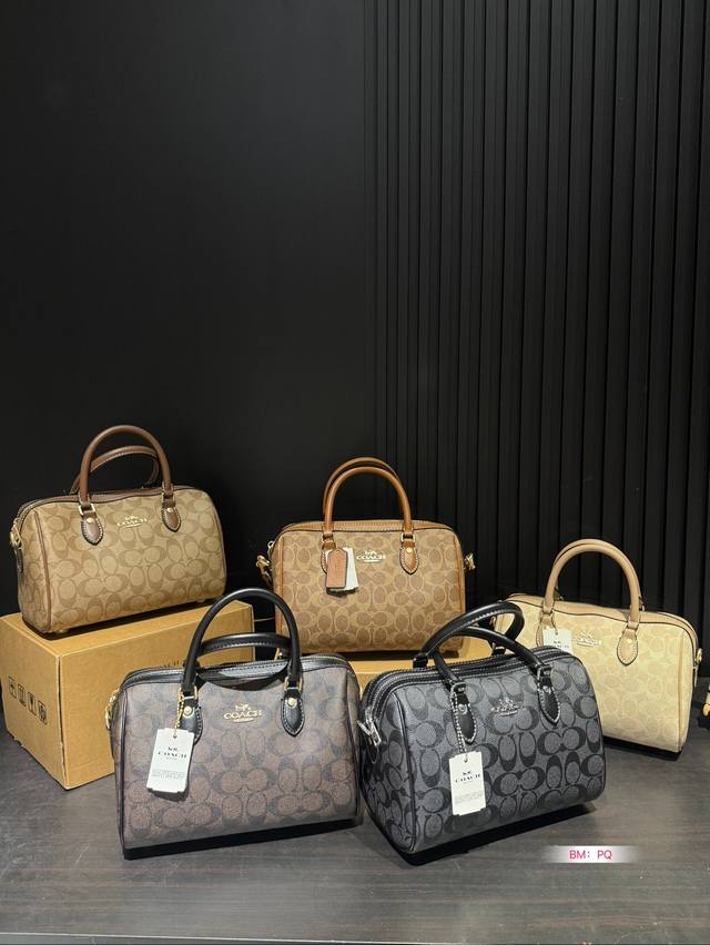 配盒 Coach蔻驰迷你枕头包 新品 超级可爱的迷你波士顿 小小的身体,大大的容量! 尺寸:25*16 配盒 Coach蔻驰迷你枕头包 新品 超级可爱的迷你波士顿 小小的身体,大大的容量! 尺寸:25*16