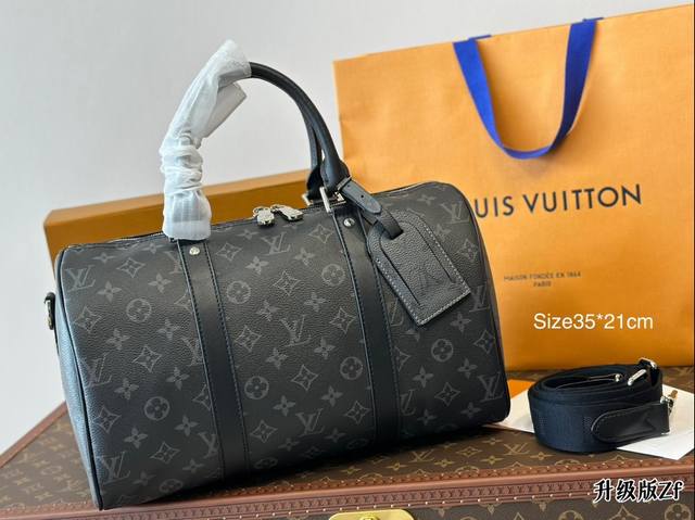 压花 Lv Keepall黑灰老花 Keepall35这个新尺寸简直完美的兼顾了日常和旅行。实用程度百分百。＃这个模板有点东西＃Lv