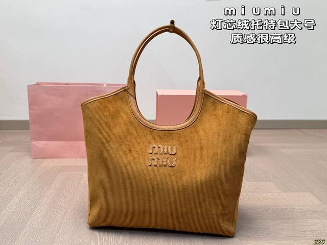 大号 缪缪miumiu 托特包质感很高级 容量超级大也很耐用 日常出街背它回头率百分百 就是这种随性慵懒感 尺寸大号38 30