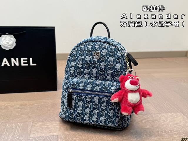 配挂件 亚历山大王 Alexander Wang 双肩包 水钻字母 拿到手真的特别惊喜 手感很好各位辣妹心动了吗 尺寸26 30