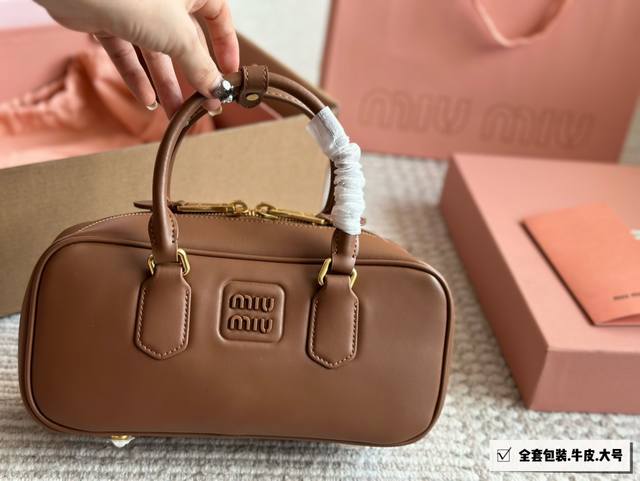牛皮 全套包装 Size：27*13Cm Miumiu保龄球 公文包 包包甜度刚好！ 很难不爱啊啊！ 可手拎也可斜挎 绝对不是小废包哦容量足足的~~ 出场就是m