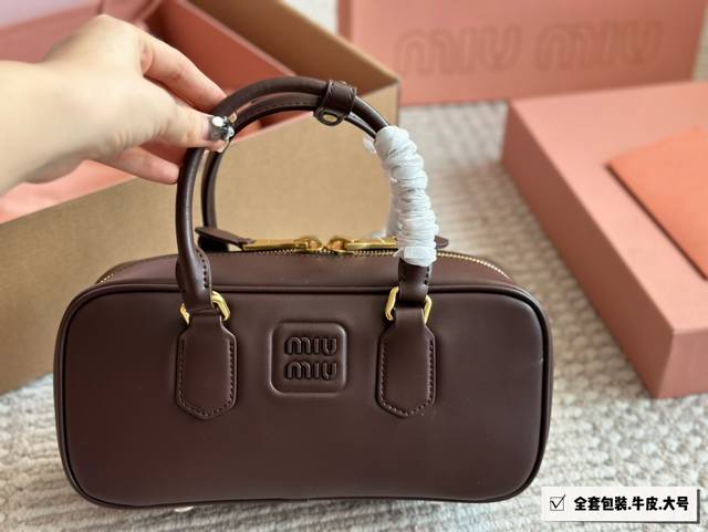 牛皮 全套包装 Size：27*13Cm Miumiu保龄球 公文包 包包甜度刚好！ 很难不爱啊啊！ 可手拎也可斜挎 绝对不是小废包哦容量足足的~~ 出场就是m