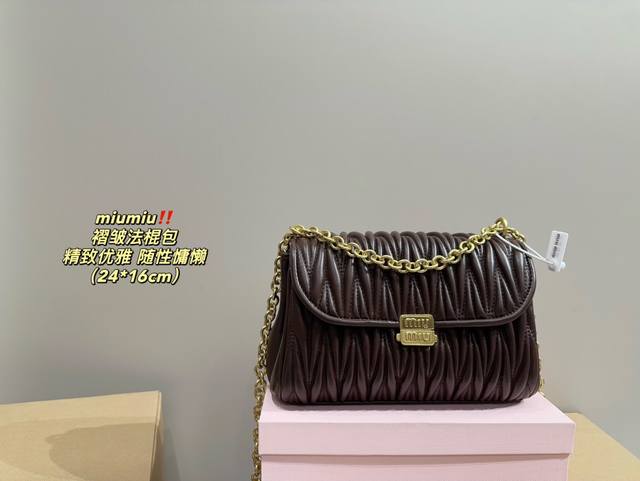 配盒尺寸24.16 Miumiu 褶皱法棍包 Miu家新品法棍包,这款单肩包延续经典设计,采用轻薄填充皮革设计,别具一格,顶级小牛皮材质,搭配优雅的正面翻盖与可 配盒尺寸24.16 Miumiu 褶皱法棍包 Miu家新品法棍包,这款单肩包延续经典设计,采用轻薄填充皮革设计,别具一格,顶级小牛皮材质,搭配优雅的正面翻盖与可
