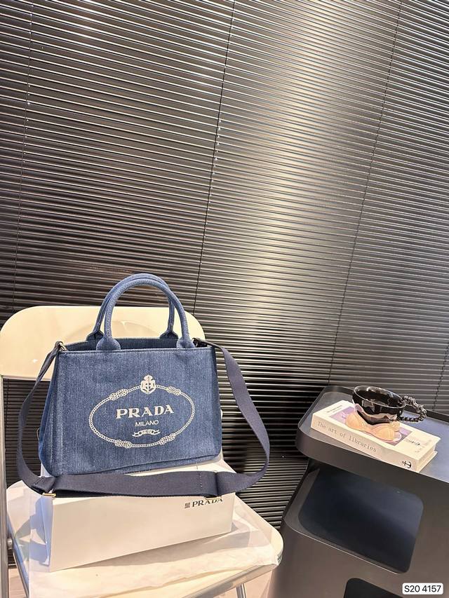 普拉达prada新款 托特包~ 高级时髦又精致的托特包，太绝啦颜值敲击高，立马种草呐~日常穿不会出错的小单品，轻便又简单，设计非常实用容量也很足， 满屏的高级感