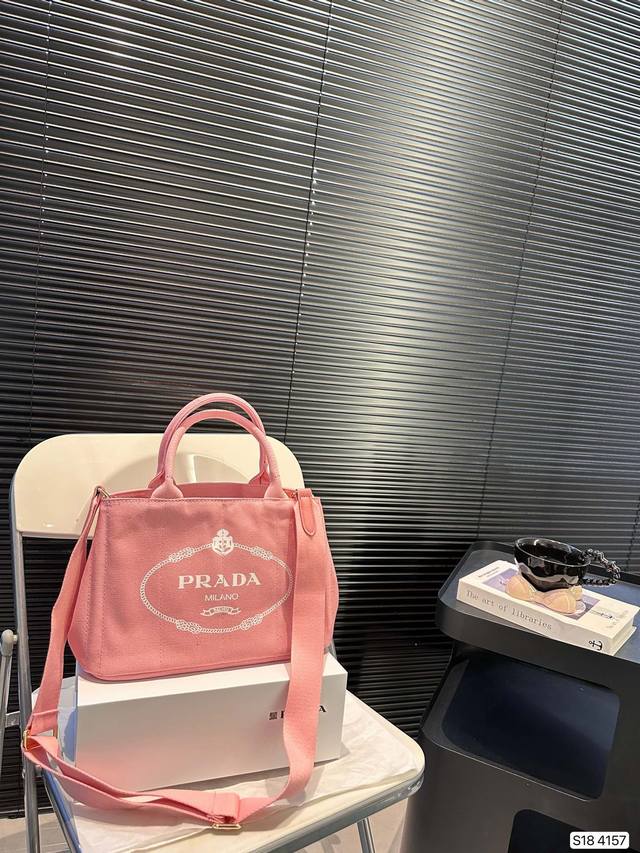 普拉达prada新款 托特包~ 高级时髦又精致的托特包，太绝啦颜值敲击高，立马种草呐~日常穿不会出错的小单品，轻便又简单，设计非常实用容量也很足， 满屏的高级感