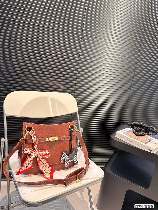 纯皮爱马仕吉普赛 #Hermes Jypsiere 有点可可爱爱呆萌感 肩带可以调节真的是很友好 可以腋下或斜背 界的实用型大王！ 尺寸：28 23 货号吉普赛