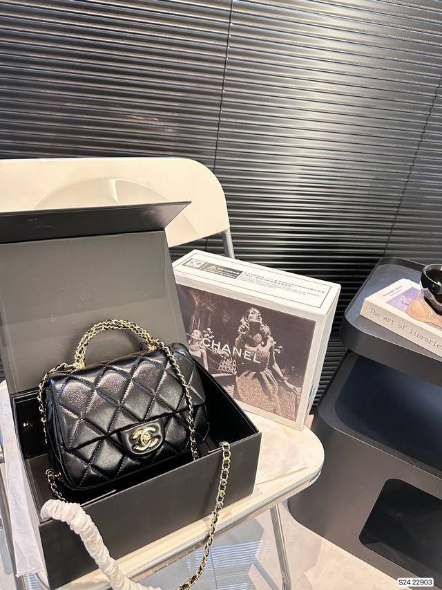 配飞机盒折叠盒子 香奈儿链条包 温柔本柔,简直太美了, 软软的,手感真的舒服 包型很有个性 不容易撞款 尺寸:19 14 货号22903 配飞机盒折叠盒子 香奈儿链条包 温柔本柔,简直太美了, 软软的,手感真的舒服 包型很有个性 不容易撞款 尺寸:19 14 货号22903