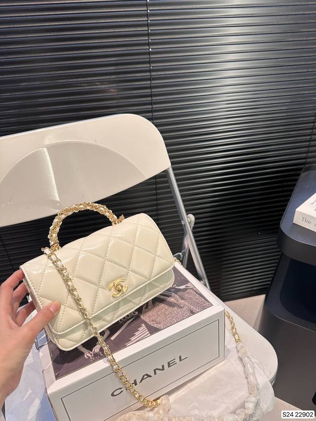 配飞机盒折叠盒子 Chanel 香奈儿 新款手提链条包 时时刻刻展现最美的你。可手提，单肩，斜挎，尽显女人优雅气质，是一款超级百搭的休闲链条包尺寸 19 13货