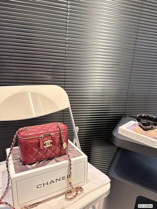 香奈儿化妆包 Chanel 香奈儿时时刻刻展现最美的你。可单肩，斜挎，尽显女人优雅气质 是一款超级百搭的休闲链条包 尺寸 ：16.5 10 货号22904