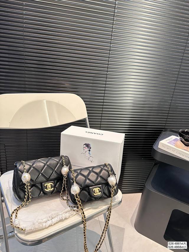 配飞机盒折叠盒子 香奈儿链条 看到实物的我一秒沦陷chanel亚克力球球这只 Chanel乒乓球包真的戳中我心简约的设计，搭配上刻有logo的亚克力小球简单又高