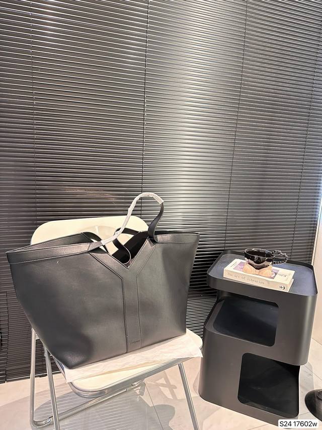 配盒子 圣罗兰托特 质感很高级 容量超级大也很耐用 日常出街背它回头率百分百 就是这种随性慵懒感 尺寸:37 33 货号17602 配盒子 圣罗兰托特 质感很高级 容量超级大也很耐用 日常出街背它回头率百分百 就是这种随性慵懒感 尺寸:37 33 货号17602