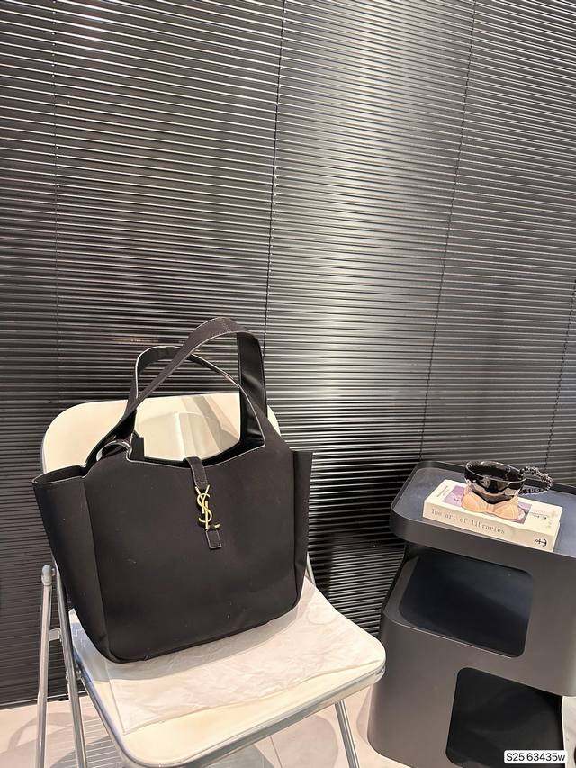 配飞机盒子 圣罗兰 麂皮托特包 满满的设计感 非常知性优雅 超级高级的时尚单品 实物绝对惊艳到你 尺寸：32 28 货号63435W