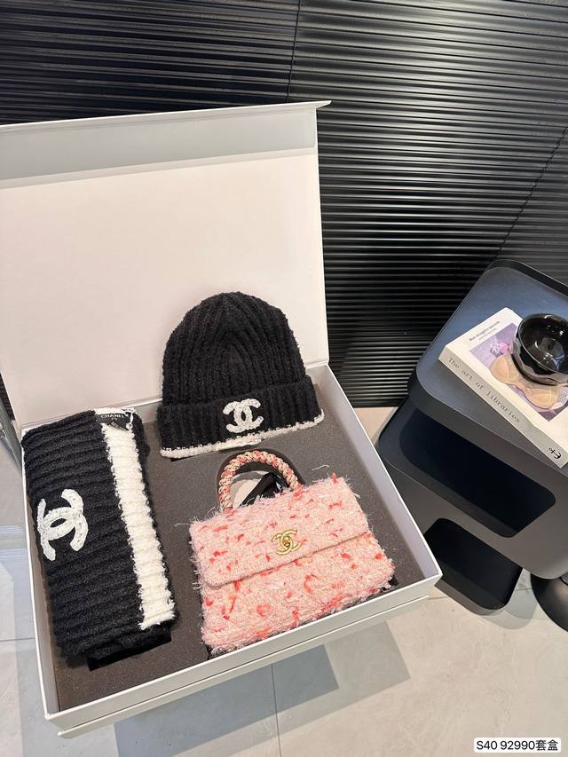 配折叠盒子 香奈儿chanel 套盒 配围巾 帽子 完全是给你惊喜的程度 背上身就是亮眼的小仙女一枚 优雅时尚就是它的代名词了吧 靓丽氛围感十足的毛呢材质，容量