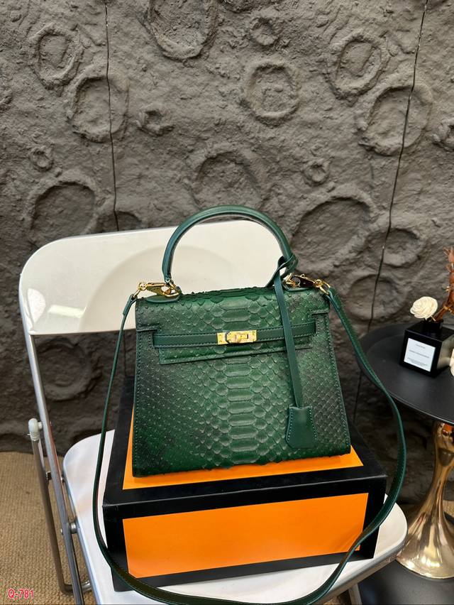 配折叠盒 爱马仕鳄鱼纹凯莉 头层牛皮 这只kelly也太慵懒日系了吧 可谓非常细致了，既古典又浪漫。Tad皮兼顾光泽度的同时又不会太刻板，Kelly的尺寸相对松