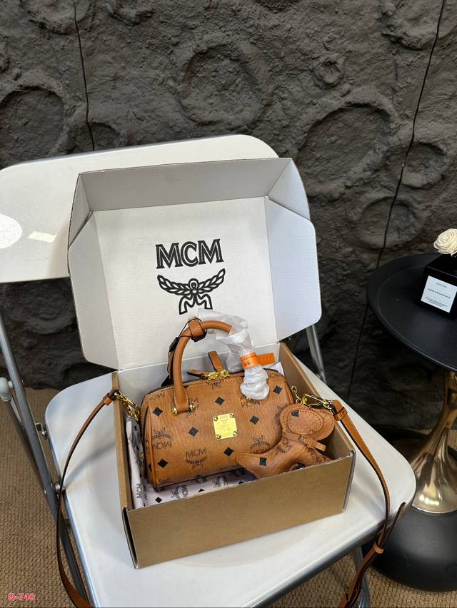 配礼盒 Mcm 波士顿mini 经典必入 小巧包包容量却不小，口红息粉饼，出去玩的补妆产品完全都能装下，刚上班的姐妹完全可以拥有，性价比超高，非常百搭，一年四季