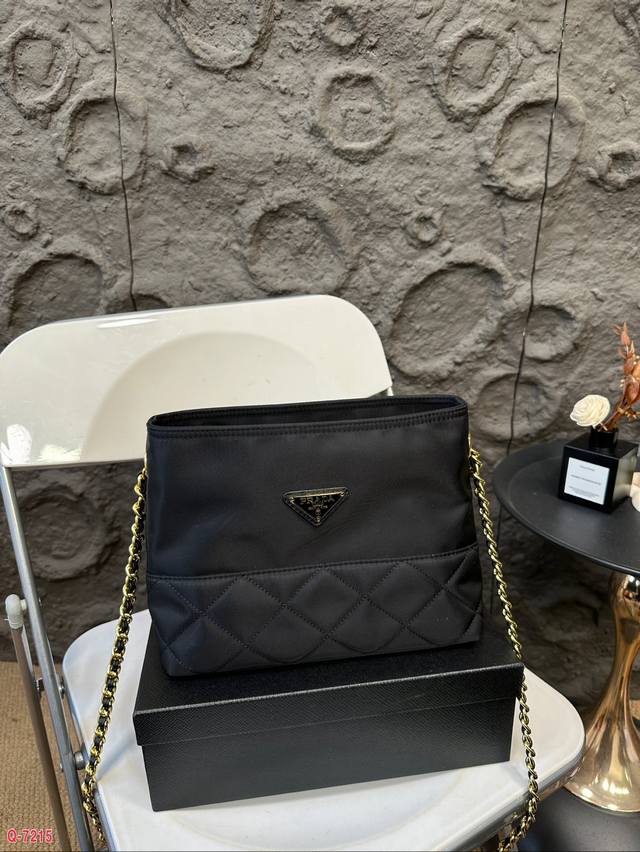 配礼盒 普拉达prada朱珠同款尼龙包 炒鸡百搭款 男生女生背都超飒 需日常通勤简直绝配～ 尺寸：25.20Cm