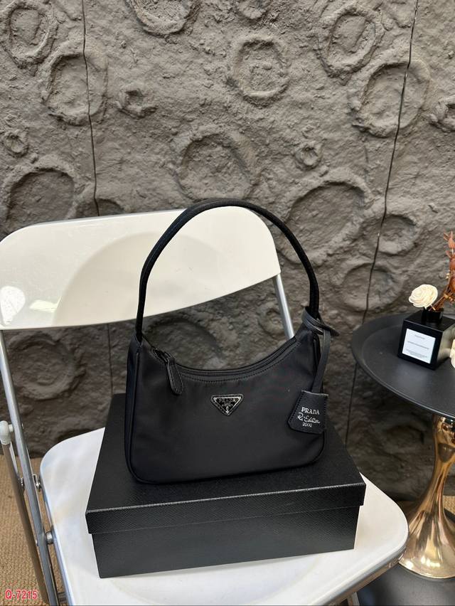 配礼盒 普拉达prada腋下包 甜酷辣妹，太嗲了 尼龙肩带舒适感加分 设计简洁流畅～ 时髦干练，日常通勤实用好搭 尺寸21.11Cm
