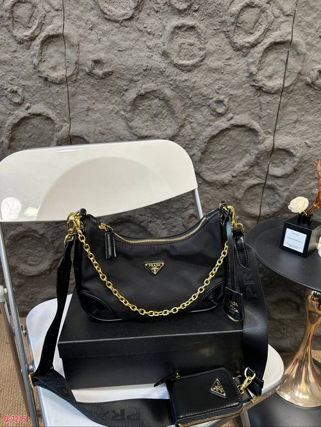 配礼盒 普拉达prada三合一 使用频率最高的包包 无敌好搭t恤西装啊都完全ok而且上身立马变身酷guy超级有范儿！ 容量大小也很不错 日常的钥匙钱包纸巾都能放