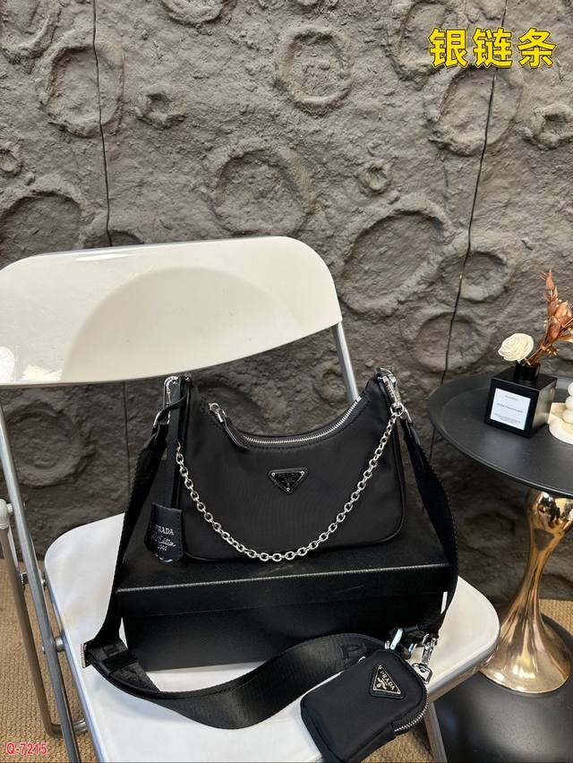 配礼盒 普拉达prada三合一 使用频率最高的包包 无敌好搭t恤西装啊都完全ok而且上身立马变身酷guy超级有范儿！ 容量大小也很不错 日常的钥匙钱包纸巾都能放