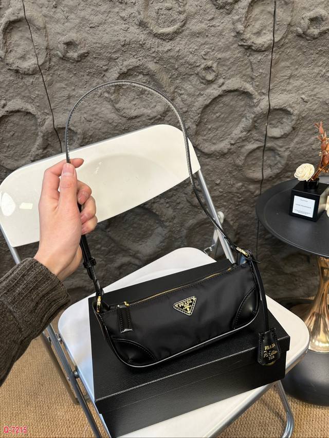 配礼盒 普拉达法棍包，简约，大气不过时 完美诠释摩登优雅风情，绽现品牌风范。 简约又大气，永不过时！ 尺寸23.9Cm