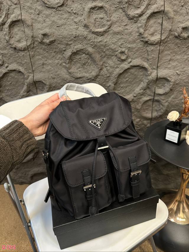 普拉达尼龙双肩背包！ 上班通勤、旅游、都是不错的选择颜值在线，容量充足，轻便实用！ 尺寸24.28Cm