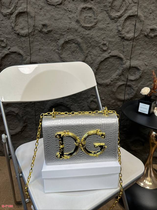 配礼盒 杜嘉班纳石头纹链条包 精致小巧，特别适合 穿连衣裙和搭配牛仔裤，搭配连衣裙，精致奢华，搭配牛仔裤，时髦减龄。这样一只迷你包，还有谁不爱呢 尺寸22.14