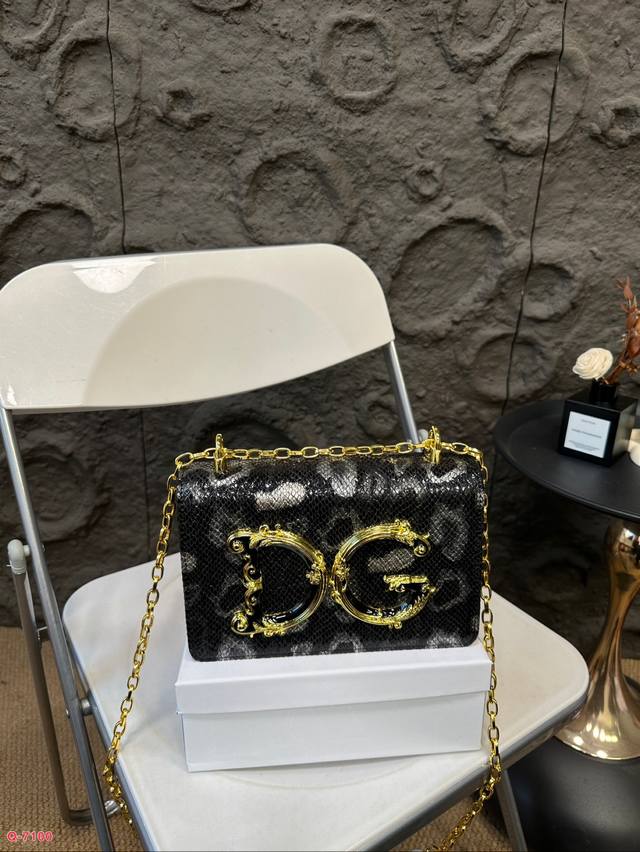 配礼盒 杜嘉班纳蟒蛇纹链条包 精致小巧，特别适合 穿连衣裙和搭配牛仔裤，搭配连衣裙，精致奢华，搭配牛仔裤，时髦减龄。这样一只迷你包，还有谁不爱呢 尺寸22.14