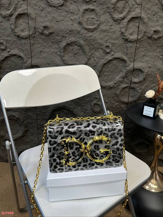 配礼盒 杜嘉班纳豹纹漆皮链条包 精致小巧，特别适合 穿连衣裙和搭配牛仔裤，搭配连衣裙，精致奢华，搭配牛仔裤，时髦减龄。这样一只迷你包，还有谁不爱呢 尺寸22.1