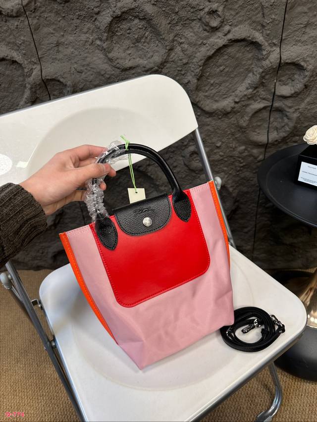 珑骧replay3.0拼色系列上市啦 珑骧通勤包 多巴胺配色真的太适合夏天了容量大，配色多，放胶囊伞和小水杯绰绰有余！ 尺寸17.29Cm