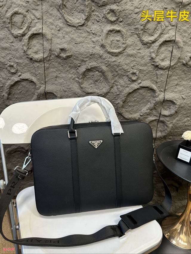 普拉达公文包男士荔枝纹牛皮公文包 专用里内里。电脑隔层，拉链暗袋。顺滑拉链、油边超平滑、可单肩斜挎背！做工精致每个细节到位！职业男人必备款。尺寸39.27Cm