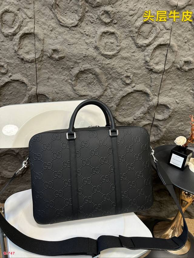 酷奇公文包男士荔枝纹牛皮公文包 专用里内里。电脑隔层，拉链暗袋。顺滑拉链、油边超平滑、可单肩斜挎背！做工精致每个细节到位！职业男人必备款。尺寸40.29Cm