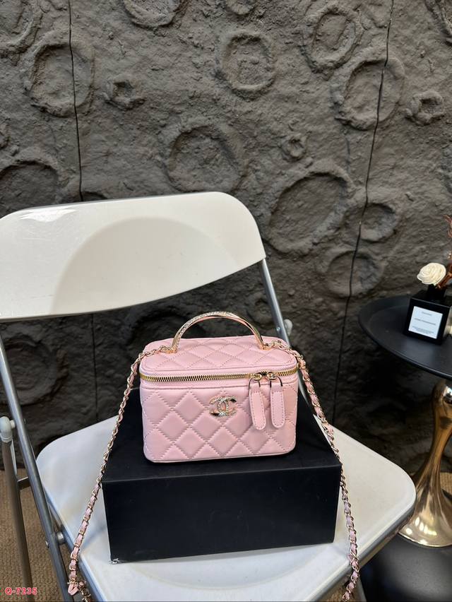 配折叠盒 香奈儿化妆包 Chanel 香奈儿时时刻刻展现最美的你。可单肩，斜挎，尽显女人优雅气质 是一款超级百搭的休闲链条包 尺寸：16.10Cm