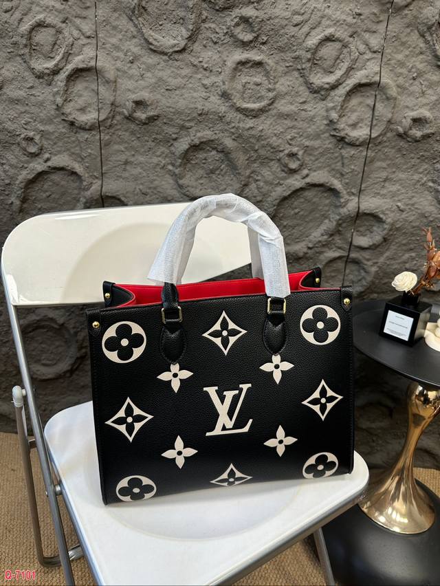 Lv Onthego手袋托特包 性价比超高的一款蠻 无论造型外观都非常可 超级实用 大logo 超级时尚 不易变形 上身超有气质 尺寸34.27Cm Lv Onthego手袋托特包 性价比超高的一款蠻 无论造型外观都非常可 超级实用 大logo 超级时尚 不易变形 上身超有气质 尺寸34.27Cm