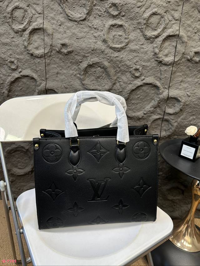 Lv Onthego手袋托特包 性价比超高的一款蠻 无论造型外观都非常可 超级实用 大logo 超级时尚 不易变形 上身超有气质 尺寸34.27Cm