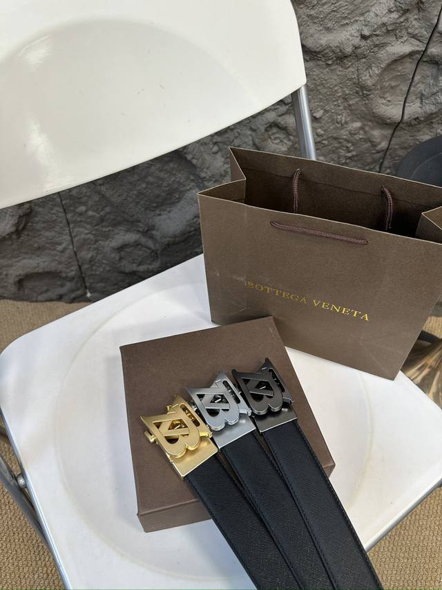 升级版 Bv！ ！高版本！ 腰带 嘿哈 原单牛皮皮带～热门款 皮带里面最火的啦～质量很好 全套包装！五金绝对不褪色 皮带头和专柜一样的哦～ 配礼盒手提袋发票