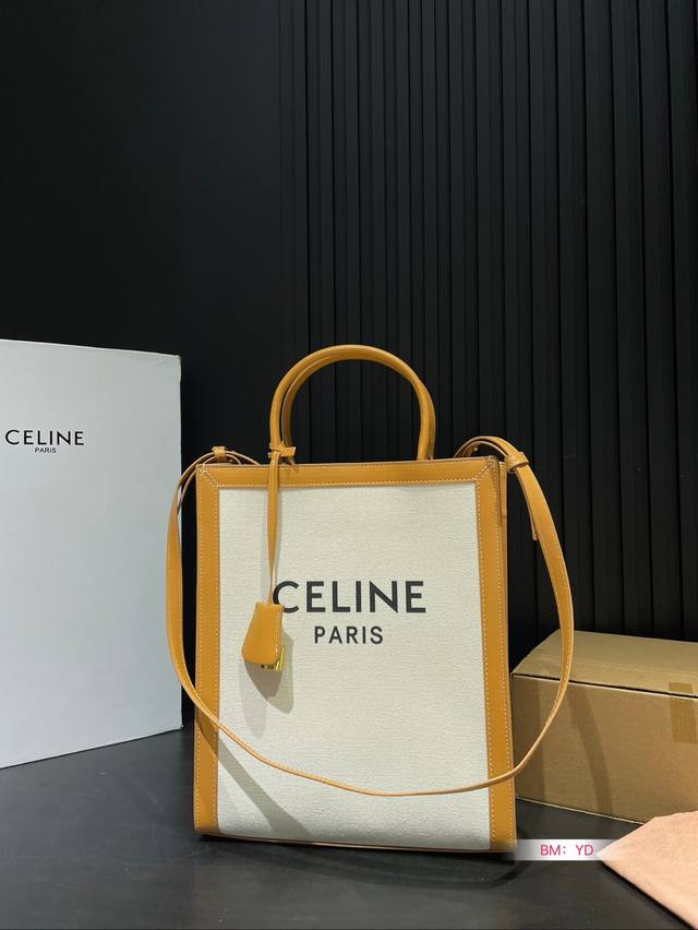 配折叠礼盒 Celine 赛琳老花 大号琴谱包 外形设计百看不厌，性价比超高 摸起来质感超好，斜挎手拎都可爱！ 性价比很高，背上就是可爱精尺寸：28*34