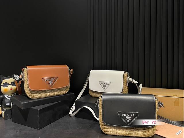 配盒 Prada普拉达编织相机包又一个爆款 拉菲草坚韧牢固 自重非常轻 颜值又高 超级实用款尺寸：21*15
