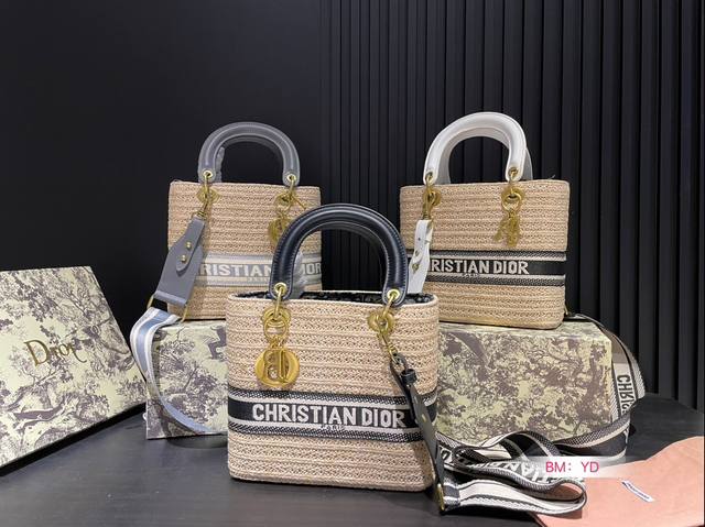 配盒 Dior早春度假系列上是在开玩笑吗 迪奥在搞什么把早春度假系列弄的这么好看 好喜欢编织的“菜篮子”号9去海边沙滩可以拎这个包这一季还有棕榈配色立体雕花的设