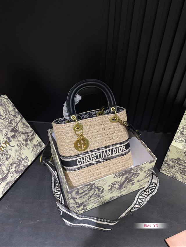 配盒 Dior早春度假系列上是在开玩笑吗 迪奥在搞什么把早春度假系列弄的这么好看 好喜欢编织的“菜篮子”号9去海边沙滩可以拎这个包这一季还有棕榈配色立体雕花的设 配盒 Dior早春度假系列上是在开玩笑吗 迪奥在搞什么把早春度假系列弄的这么好看 好喜欢编织的“菜篮子”号9去海边沙滩可以拎这个包这一季还有棕榈配色立体雕花的设