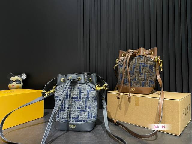 配折叠礼盒 芬迪 Baguette 新品 雪尼尔绒 水桶包 温润细腻 优雅高级 非常百搭耐看 经典时髦尺寸：14*22Cm