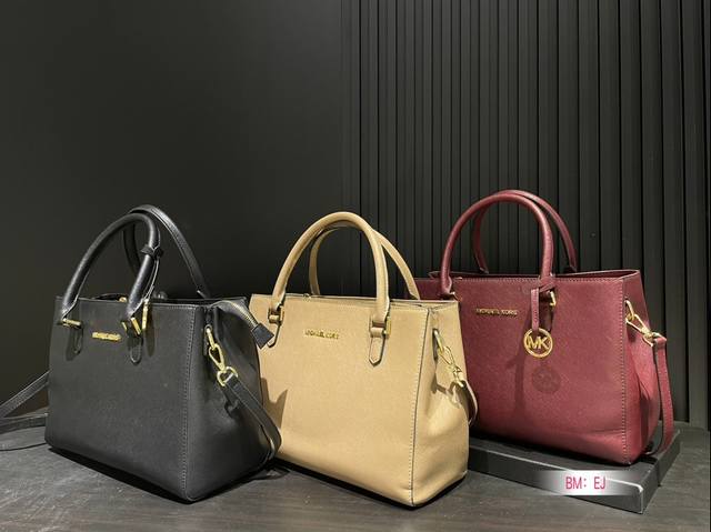 配盒 Mk 杀手包 低调大方的就很符合这一点。包型属于定型包，款式简洁方正，线条硬朗，尺寸 32 24