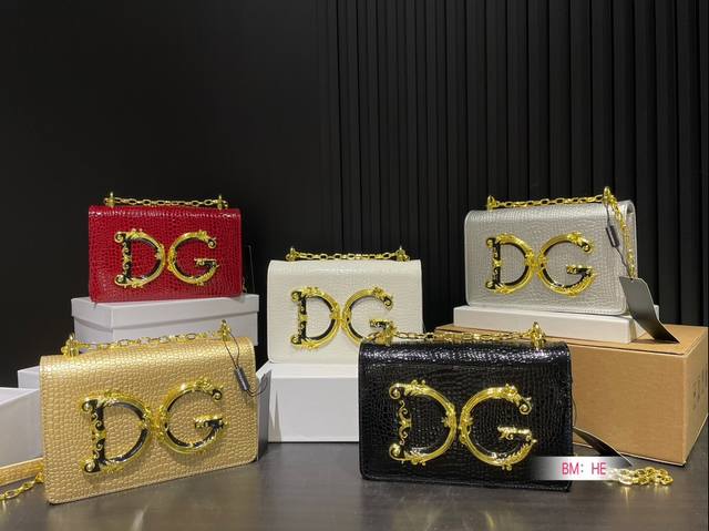 配盒 Dg杜嘉班纳链条包 包包实在是太太太温柔了， 拿在手上少女感十足，仿佛时间停滞在听你诉说你们的故事~高级感满满 #杜嘉班纳dg 尺寸22*13